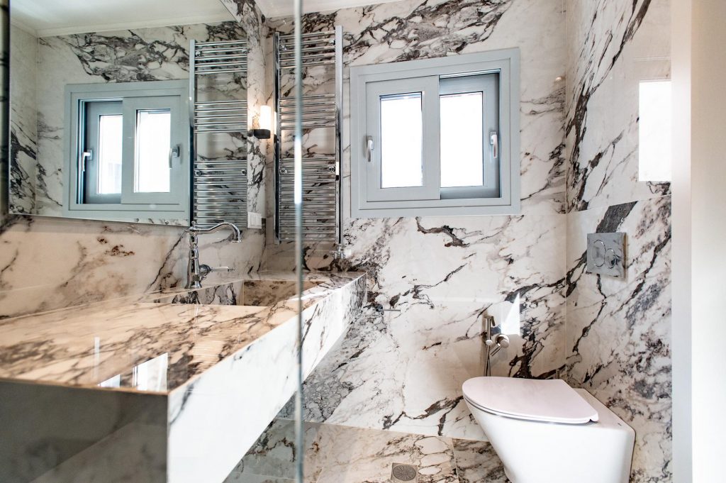black and white marble bathroom